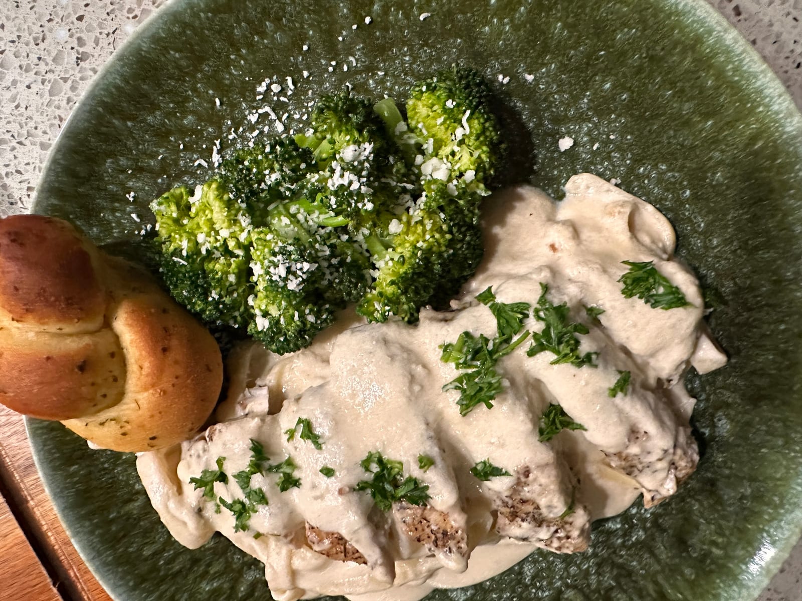 Seared chicken, fettuccine in alfredo sauce, broccoli, roll